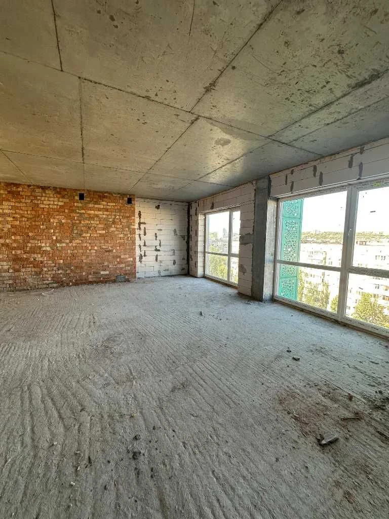 I will sell a 3-room apartment with a terrace in Yuzhny Pobeda Dobrovoltsev residential complex