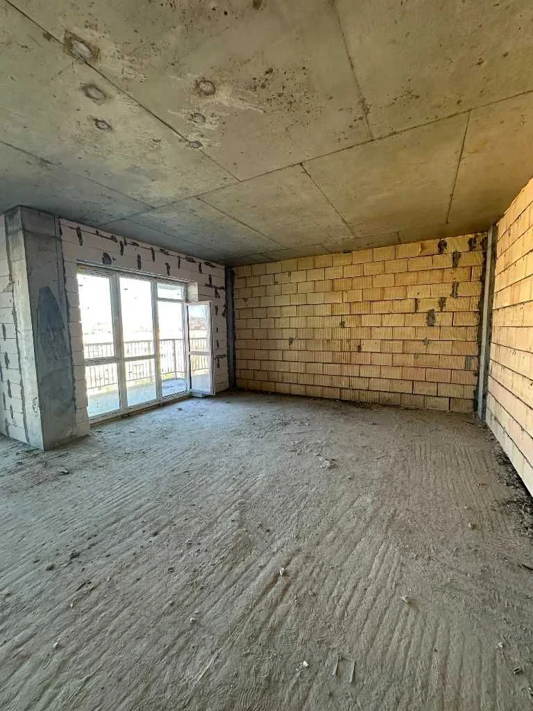 I will sell a 3-room apartment with a terrace in Yuzhny Pobeda Dobrovoltsev residential complex
