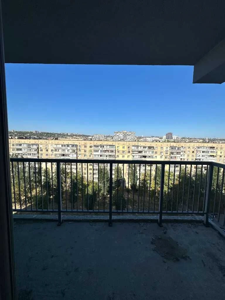 I will sell a 3-room apartment with a terrace in Yuzhny Pobeda Dobrovoltsev residential complex