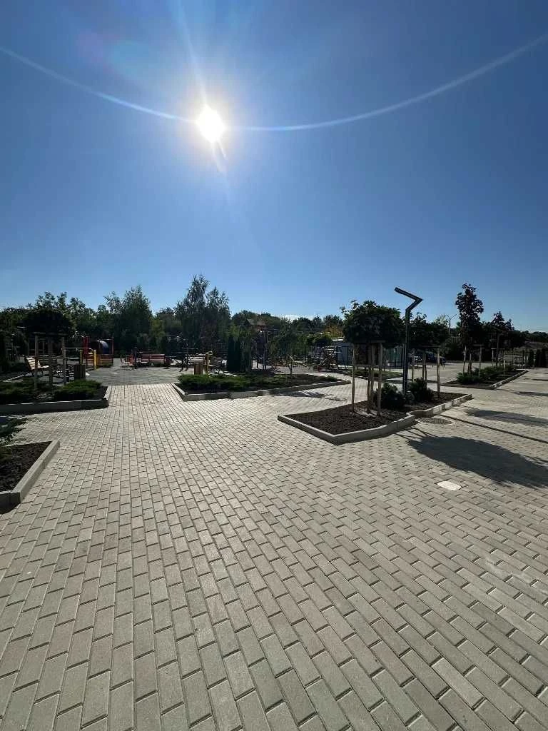 I will sell a 3-room apartment with a terrace in Yuzhny Pobeda Dobrovoltsev residential complex