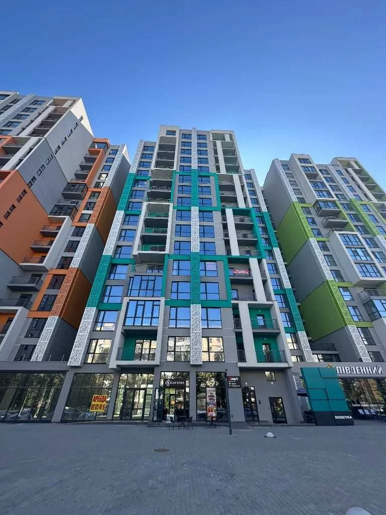 I will sell a 3-room apartment with a terrace in Yuzhny Pobeda Dobrovoltsev residential complex