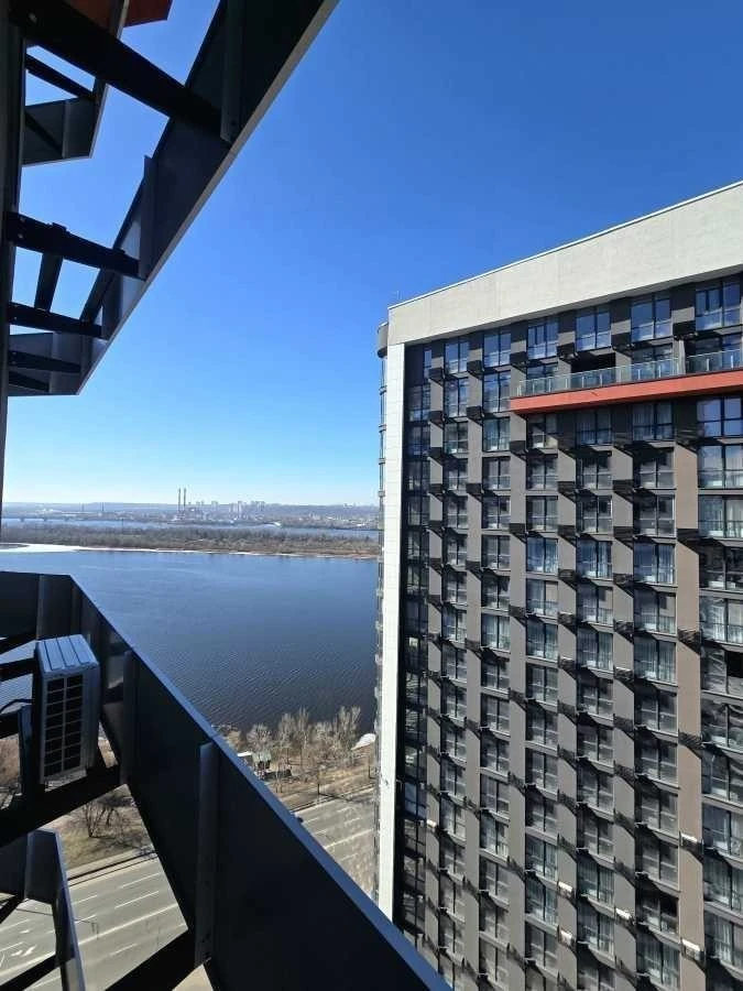 Продажа: Трехкомнатная квартира 98 м², Днепровская наб., 15К