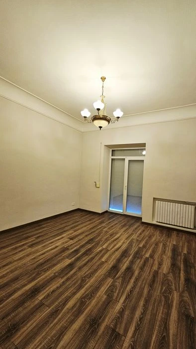 Продам трехкомнатную квартиру, сталинка, центр пр. Дмитрия Я
