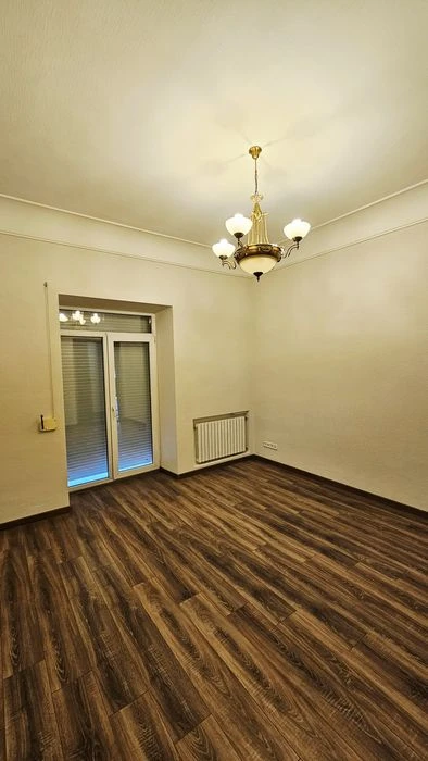 Продам трехкомнатную квартиру, сталинка, центр пр. Дмитрия Я