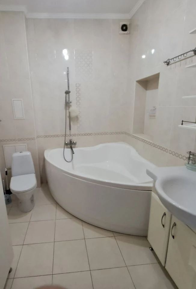 Продам 1 этаж 3 комнатную кв. Грушевского 39/1 к6 ЖК Лотос
