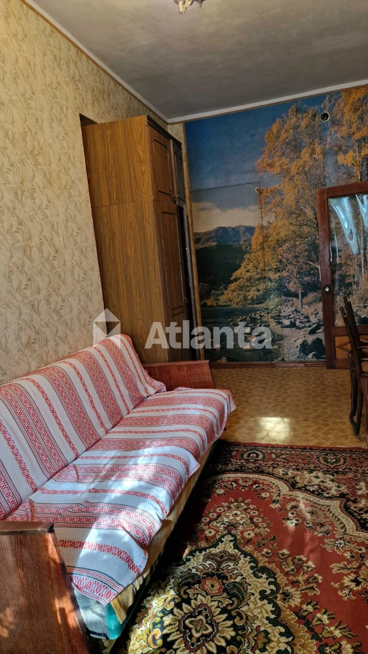 2-комнатная квартира 44 м² со своим палисадником и гаражом.