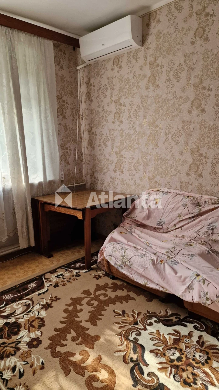 2-комнатная квартира 44 м² со своим палисадником и гаражом.