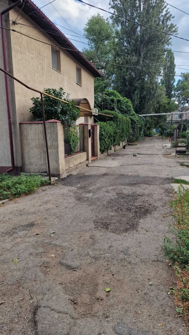 2-комнатная квартира 44 м² со своим палисадником и гаражом.