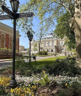 Эксклюзив Продам 2 комнатную квартиру возле Оперного театра