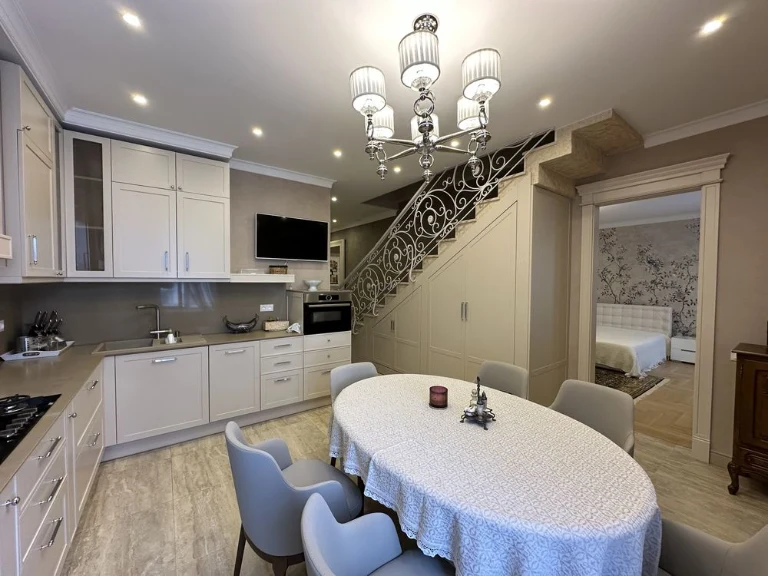 A luxurious apartment in an elite house on Frantzuzsky