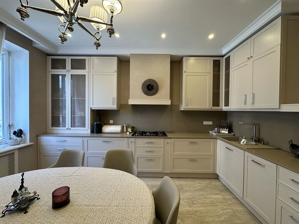 A luxurious apartment in an elite house on Frantzuzsky