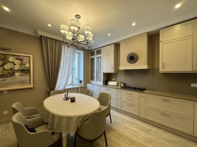 A luxurious apartment in an elite house on Frantzuzsky