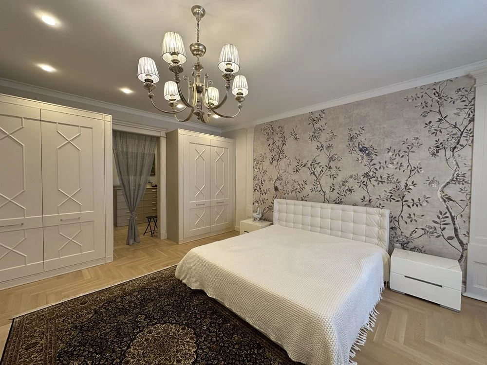 A luxurious apartment in an elite house on Frantzuzsky