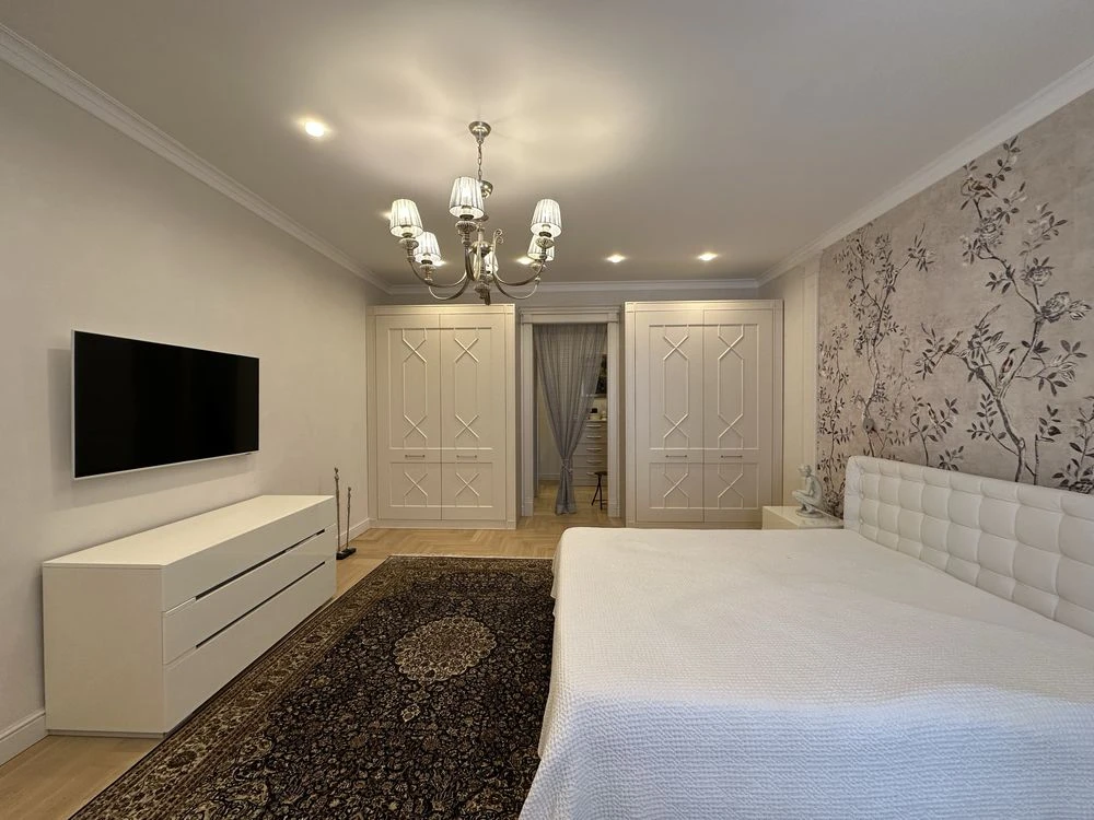 A luxurious apartment in an elite house on Frantzuzsky