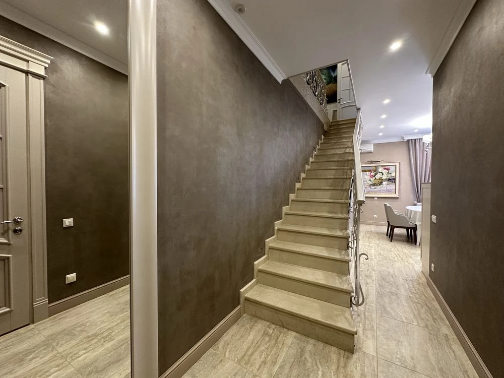 A luxurious apartment in an elite house on Frantzuzsky