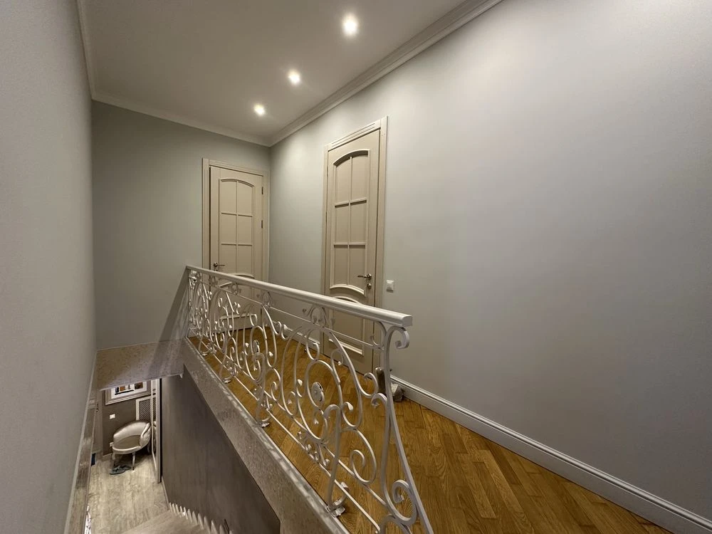 A luxurious apartment in an elite house on Frantzuzsky