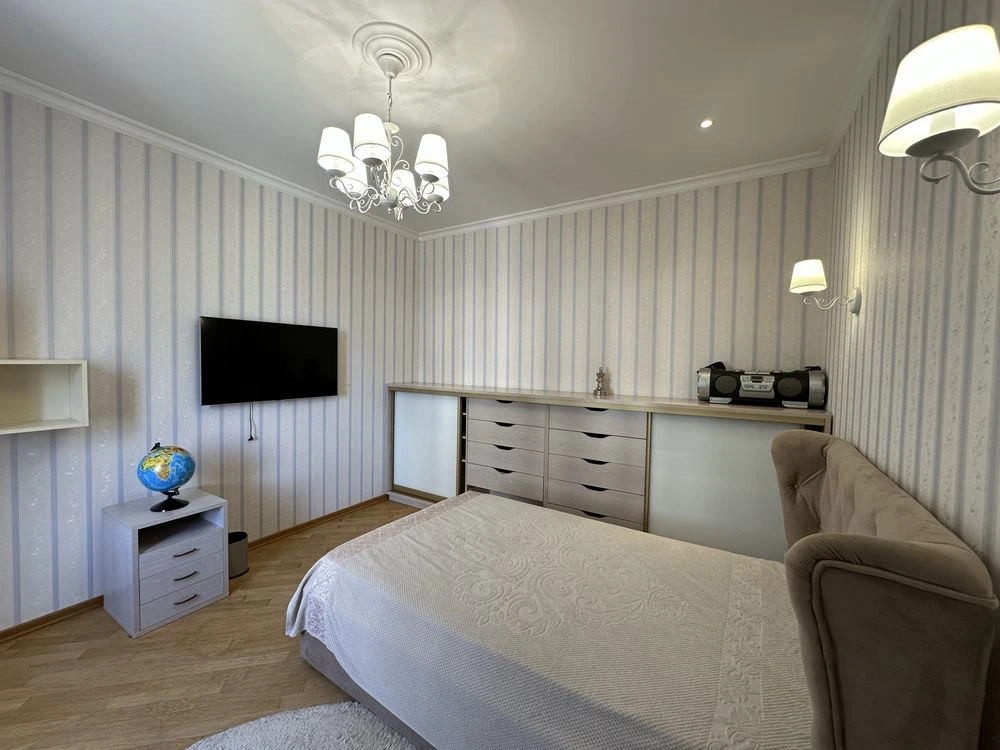 A luxurious apartment in an elite house on Frantzuzsky