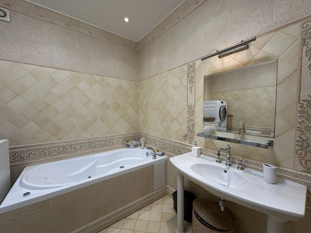 A luxurious apartment in an elite house on Frantzuzsky