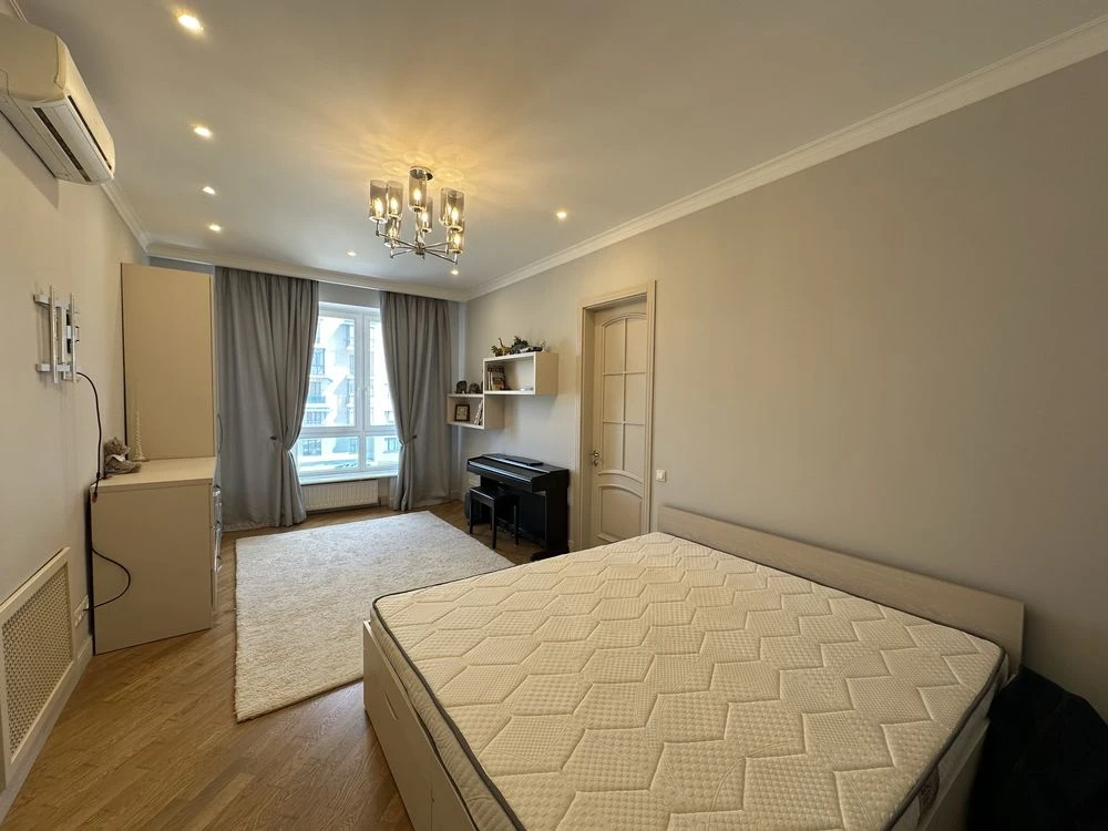 A luxurious apartment in an elite house on Frantzuzsky