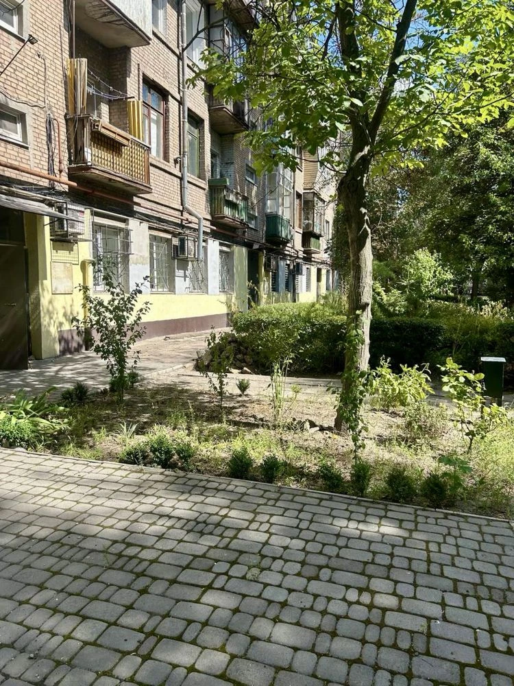 Продаж 2-кім.кв.  вул. Незалежної України 2/5 сталінка