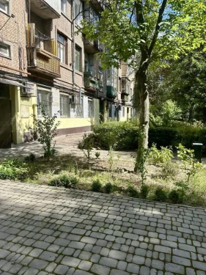Продаж 2-кім.кв.  вул. Незалежної України 2/5 сталінка