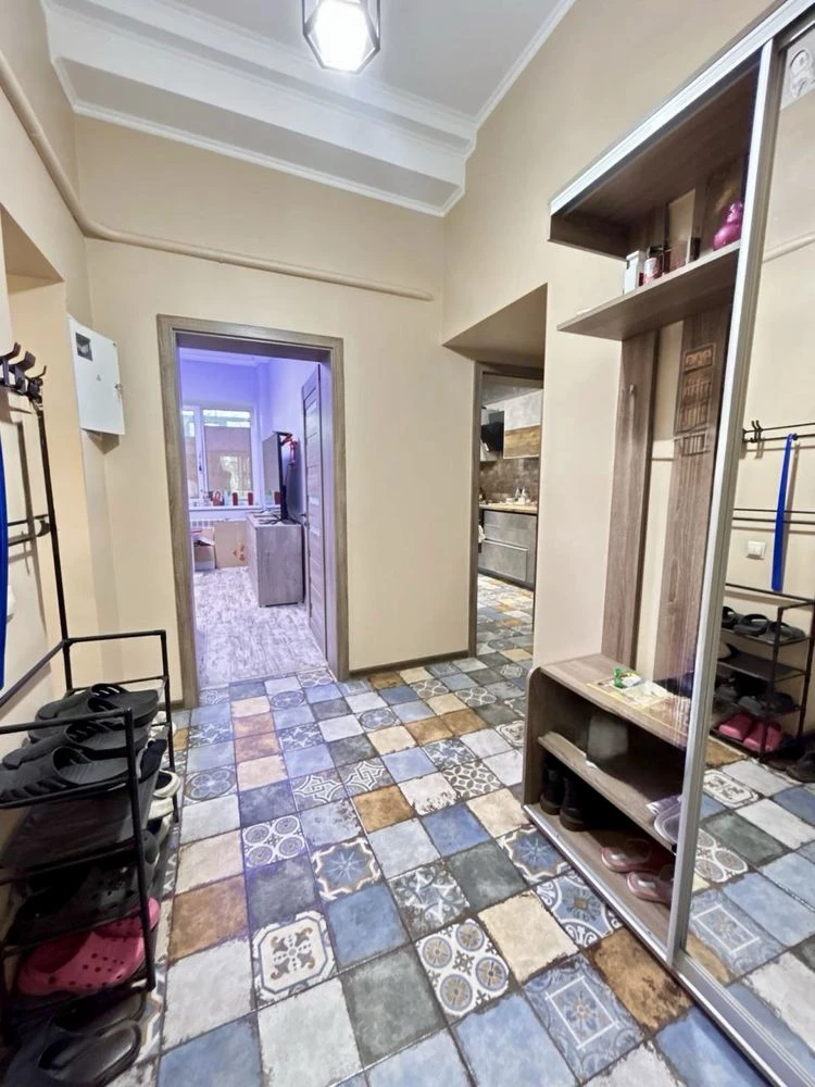 Продаж 2-кім.кв.  вул. Незалежної України 2/5 сталінка