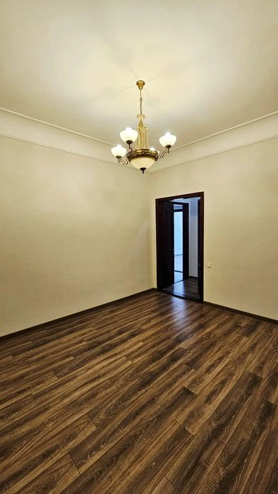 Продам трехкомнатную квартиру, сталинка, центр пр. Дмитрия Я