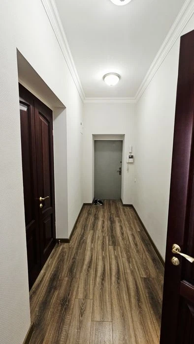 Продам трехкомнатную квартиру, сталинка, центр пр. Дмитрия Я