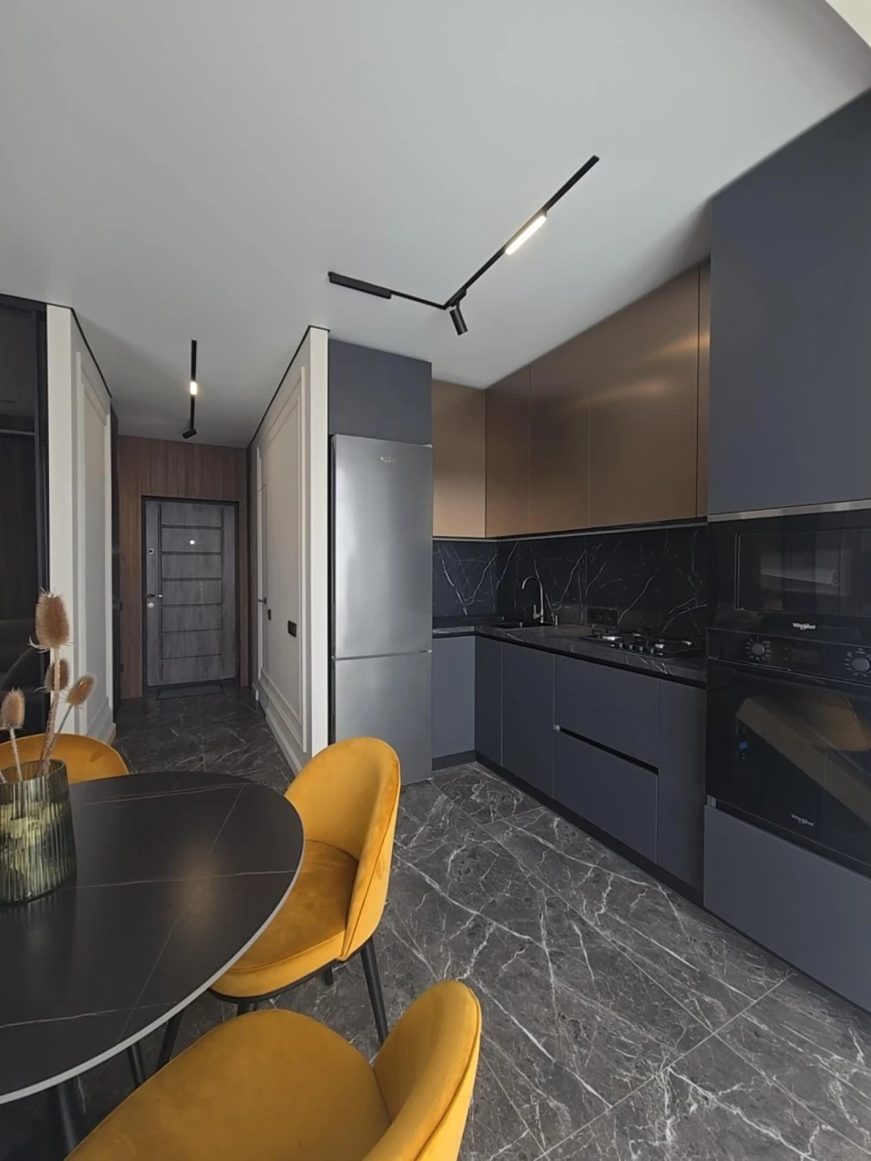 ЦЕНТР дизайнерська 1 кімнатна з кухнею-студією