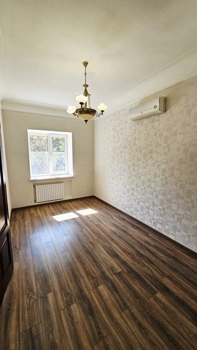 Продам трехкомнатную квартиру, сталинка, центр пр. Дмитрия Я