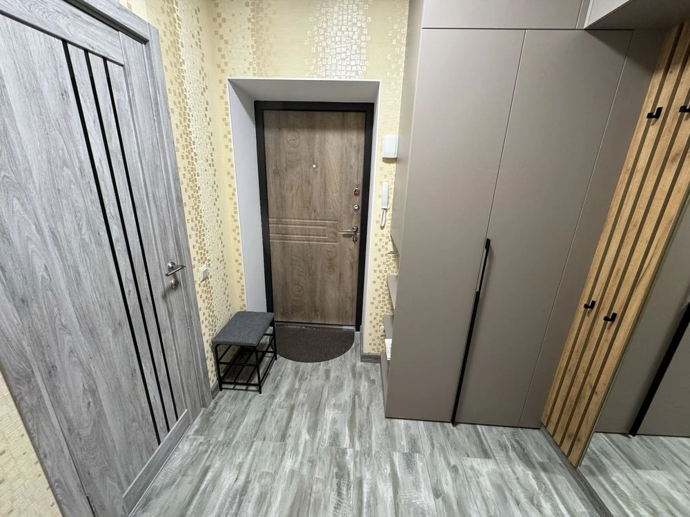 Продаж великогабаритної однокімнатної квартири зі свіжим рем