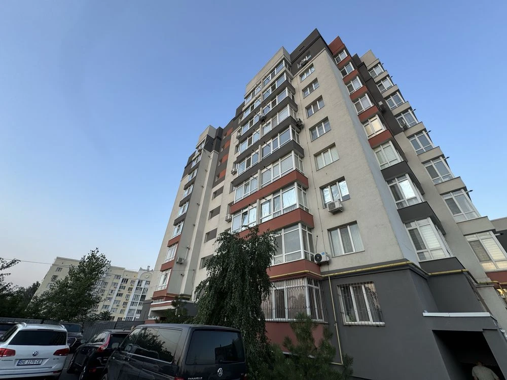Продаж великогабаритної однокімнатної квартири зі свіжим рем