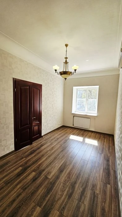 Продам трехкомнатную квартиру, сталинка, центр пр. Дмитрия Я
