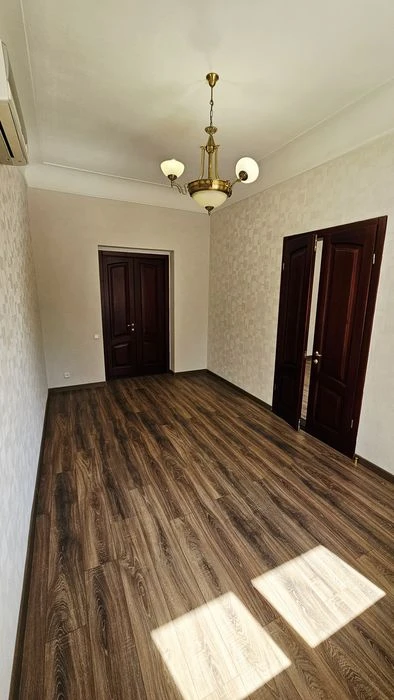 Продам трехкомнатную квартиру, сталинка, центр пр. Дмитрия Я