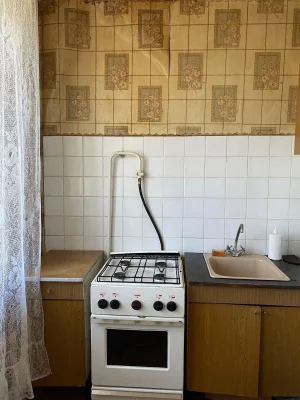 Не кутова. Замінені вхідні двері . Встановлені металопластик