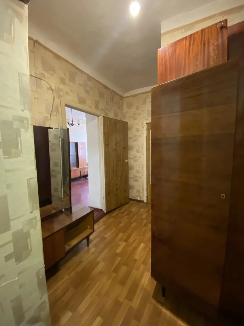 Не кутова. Замінені вхідні двері . Встановлені металопластик