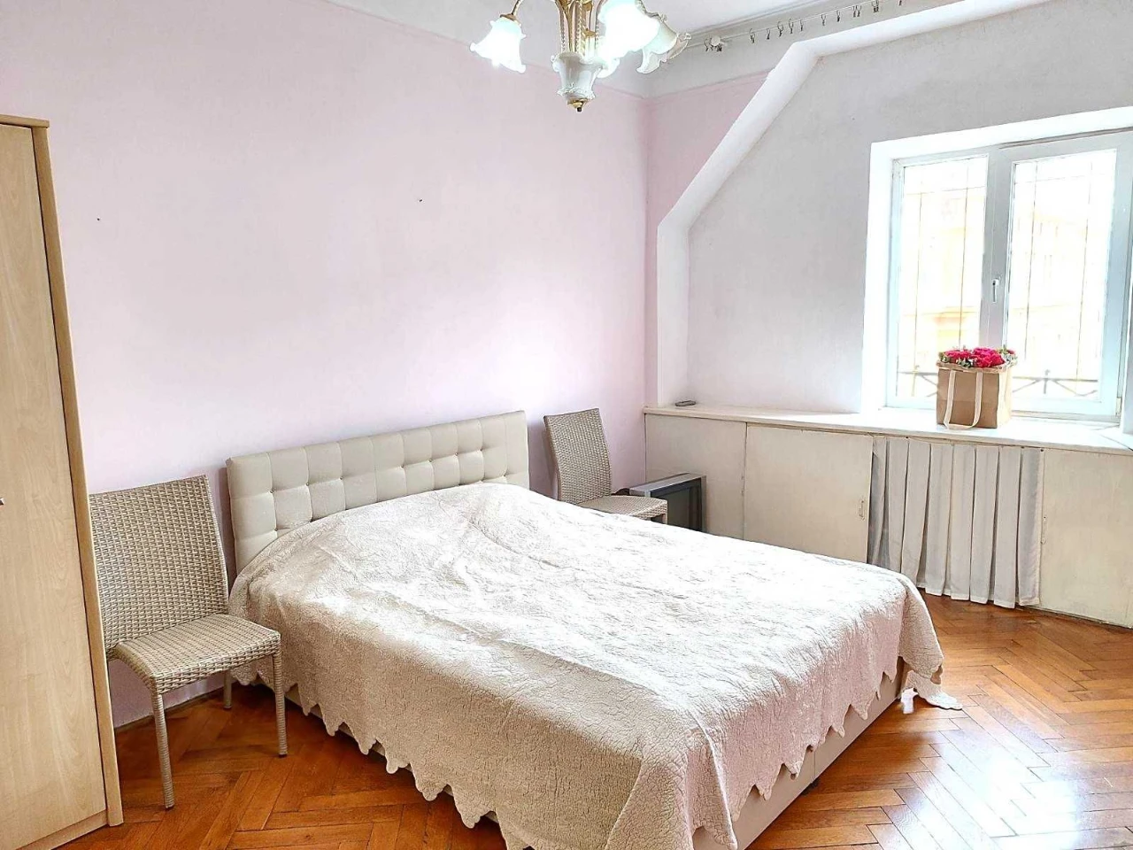 Продається 2-кімнатна квартира в Центрі міста, район Театрал
