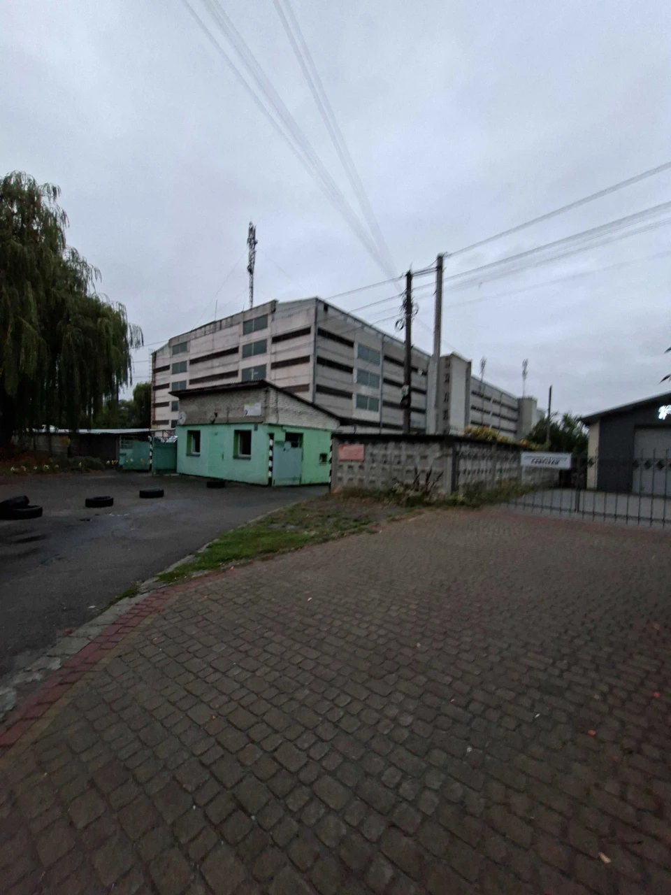 Продаж великого гаражного боксу.
