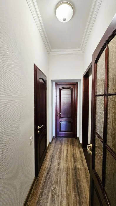 Продам трехкомнатную квартиру, сталинка, центр пр. Дмитрия Я
