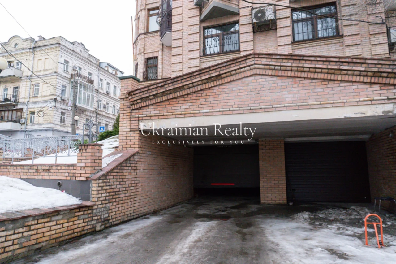 Продаж паркомісця в закритому паркінгу по вул. Кудрявська, 1