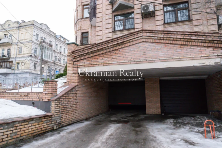 Продаж паркомісця в закритому паркінгу по вул. Кудрявська, 1