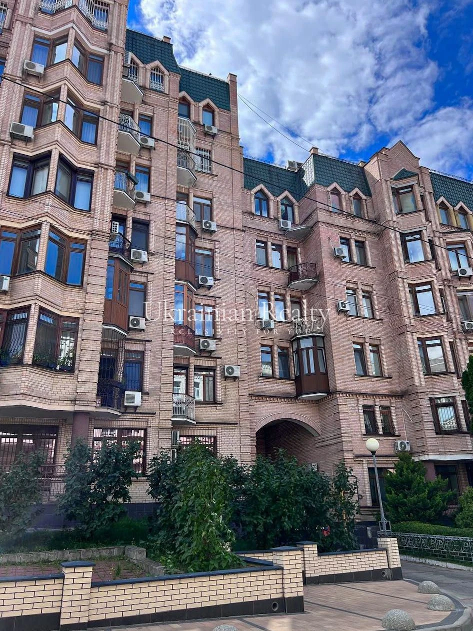 Продаж паркомісця в закритому паркінгу по вул. Кудрявська, 1