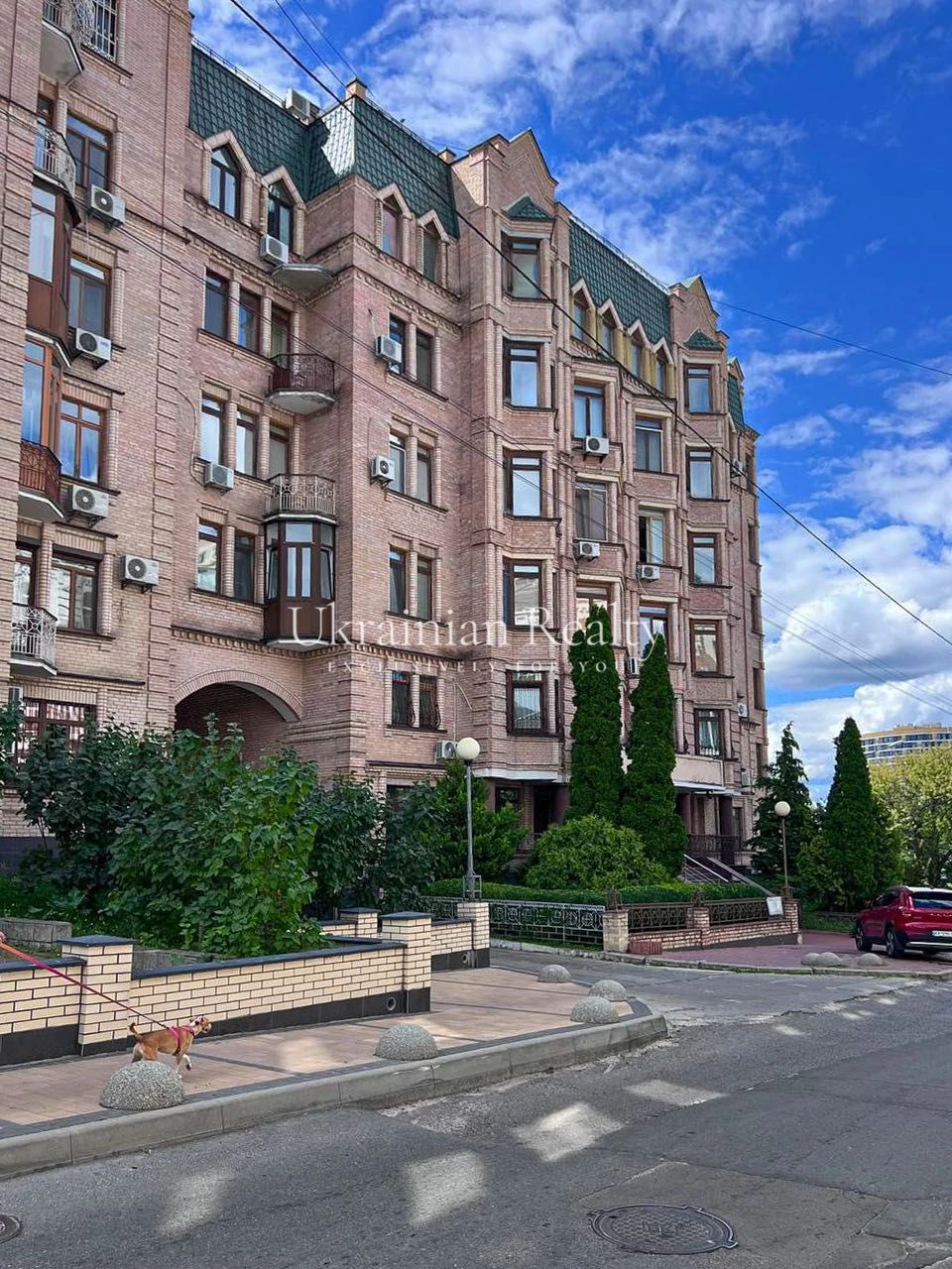 Продаж паркомісця в закритому паркінгу по вул. Кудрявська, 1