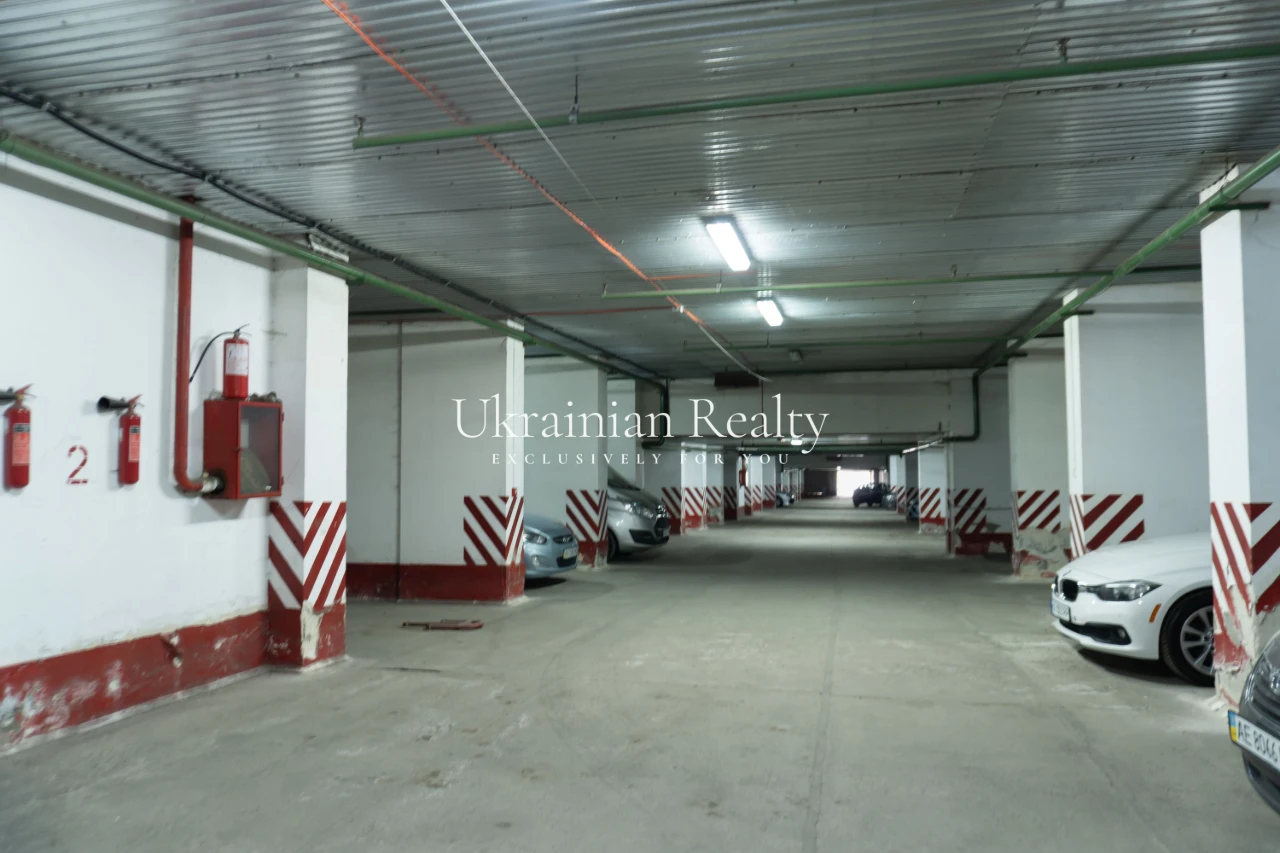Продаж паркомісця в закритому паркінгу по вул. Кудрявська, 1