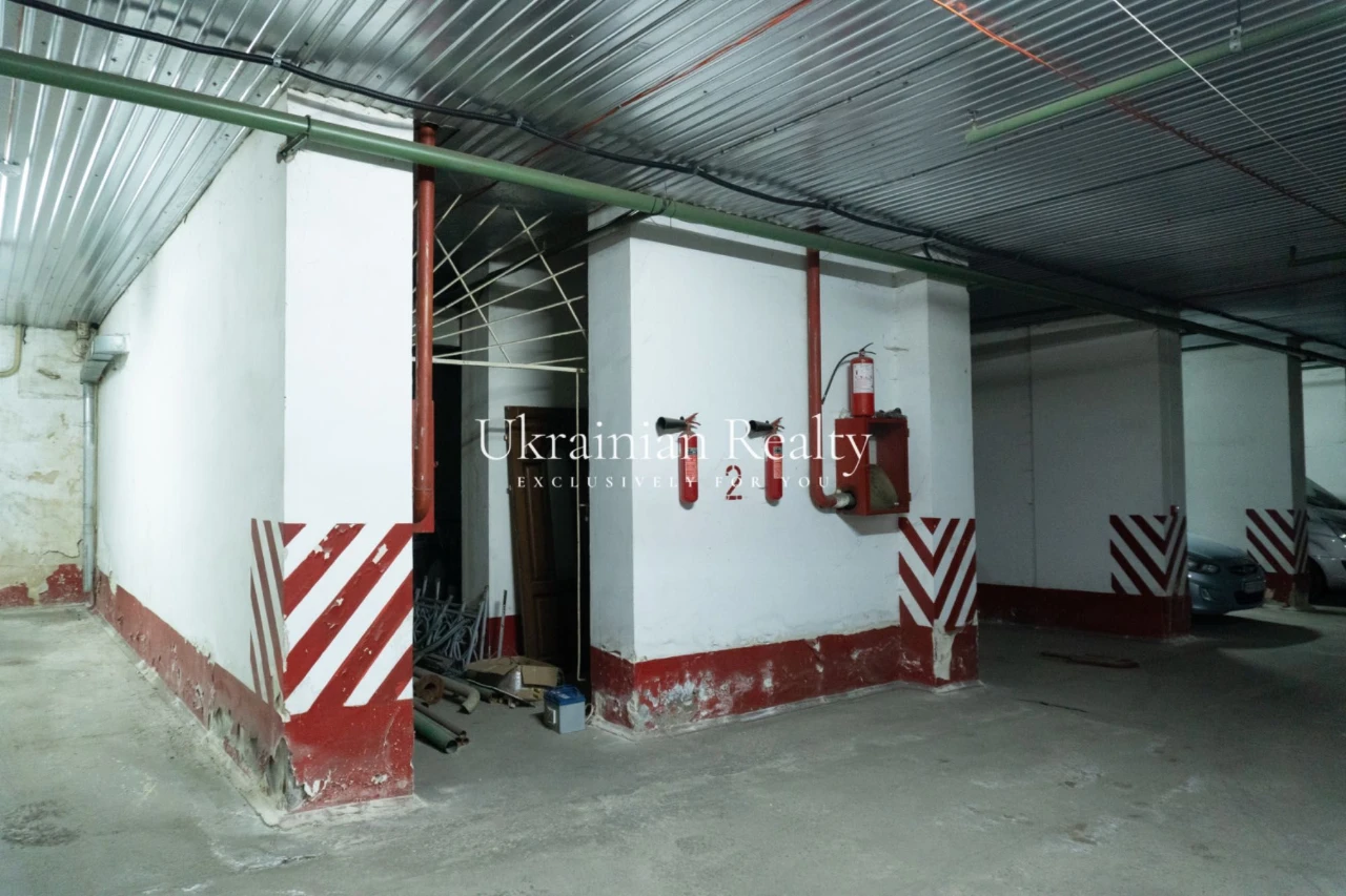 Продаж паркомісця в закритому паркінгу по вул. Кудрявська, 1