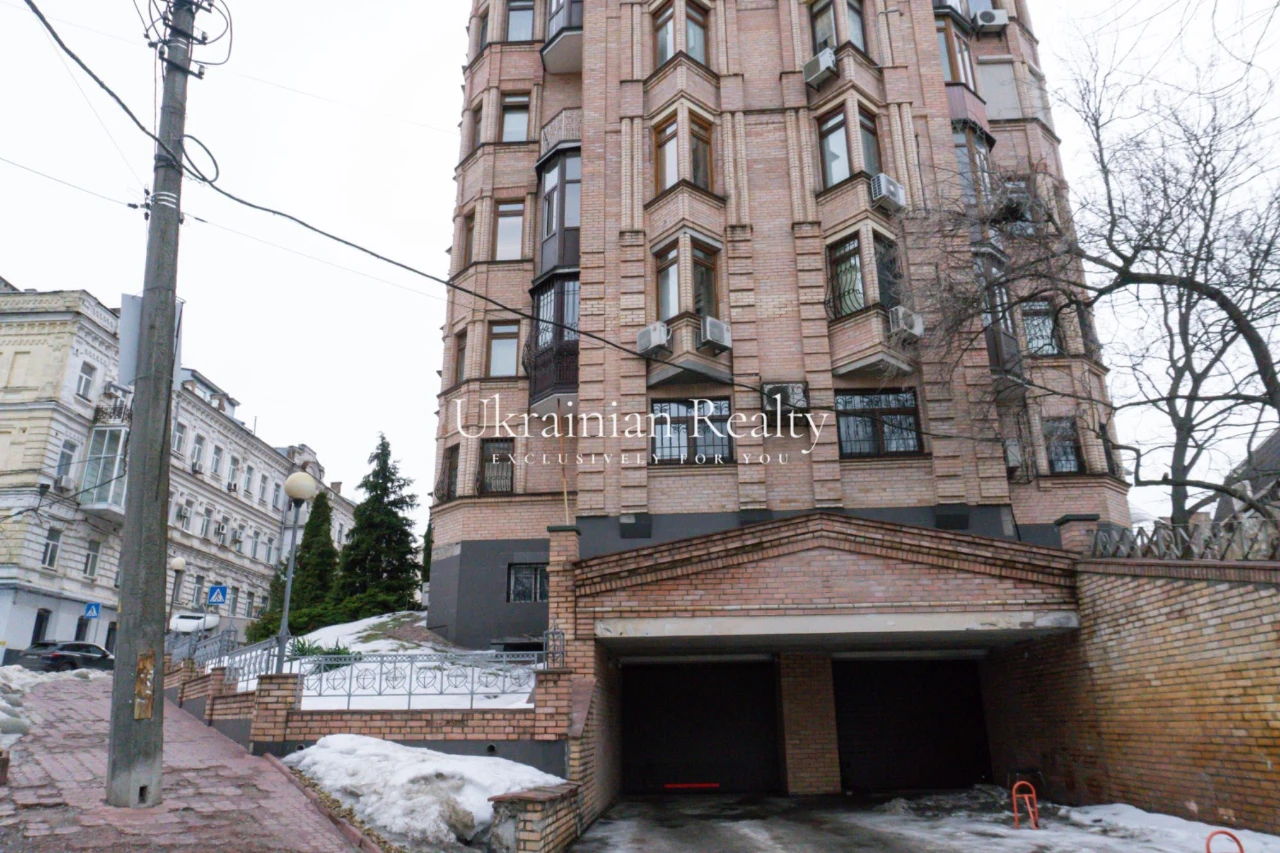 Продаж паркомісця в закритому паркінгу по вул. Кудрявська, 1