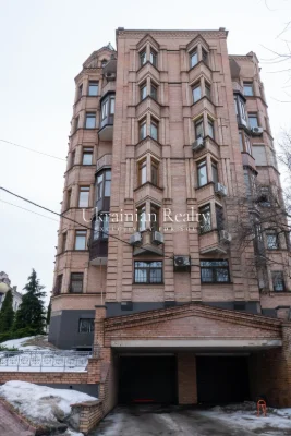 Продаж паркомісця в закритому паркінгу по вул. Кудрявська, 1