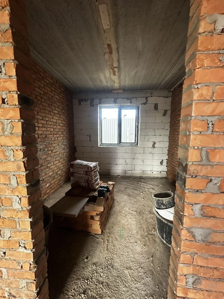Новий будинок без внутрішніх робіт