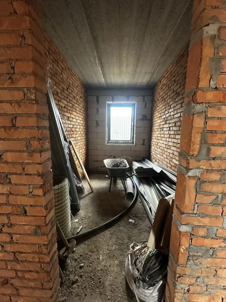 Новий будинок без внутрішніх робіт