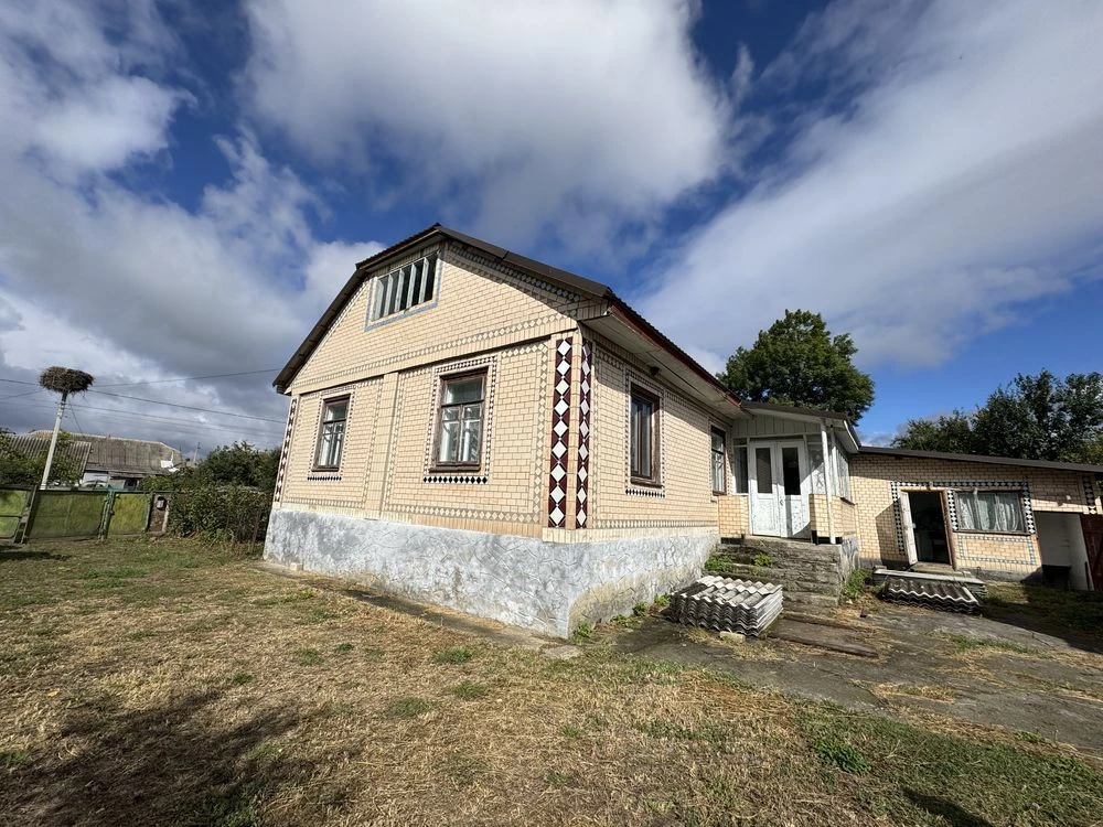 Продам добротний цегляний булинок в селі Кузьмин, поруч міст